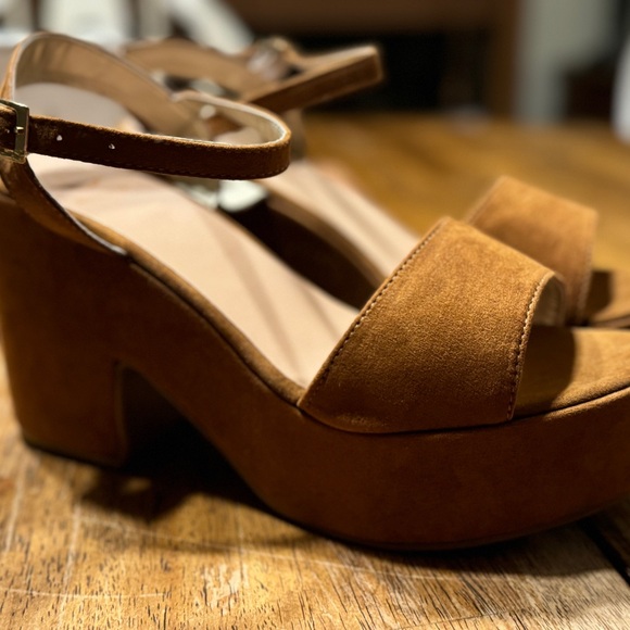 Tan suede heels. NIB. Ladies as 9 - Picture 2 of 9